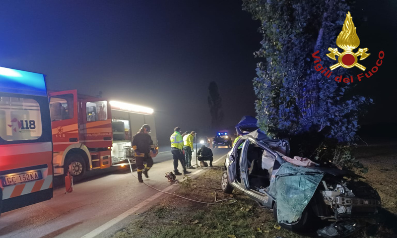 Finale Emilia Auto Si Schianta Contro Un Albero Nella Notte Deceduta