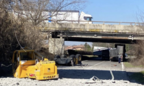 Camion impatta in maniera devastante contro un ponte