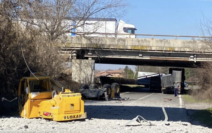 Camion impatta in maniera devastante contro un ponte