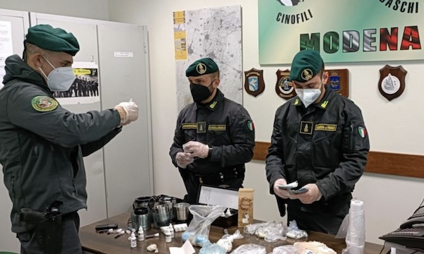 Spacciava a Modena in zona Centro storico: un arresto e una denuncia