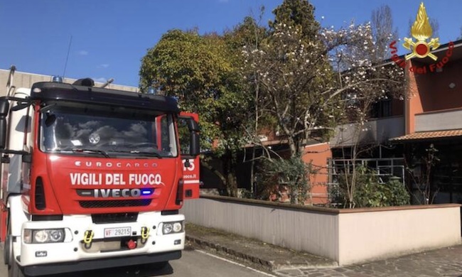 Incendio in un’abitazione: donna salvata dai Vigili del Fuoco