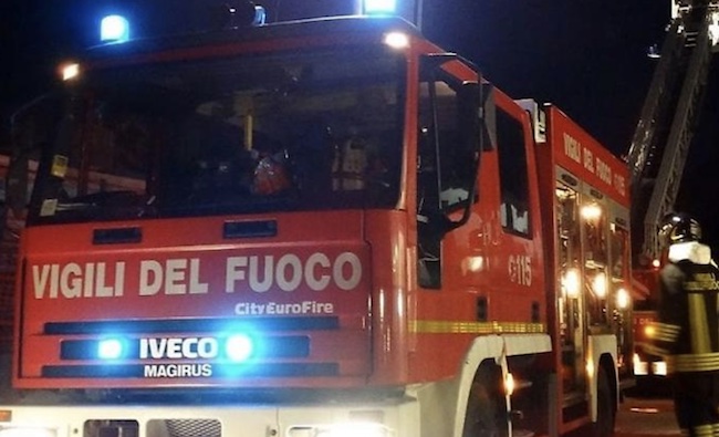 In fiamme tre auto in un’autorimessa: l’intervento dei Vigili del Fuoco