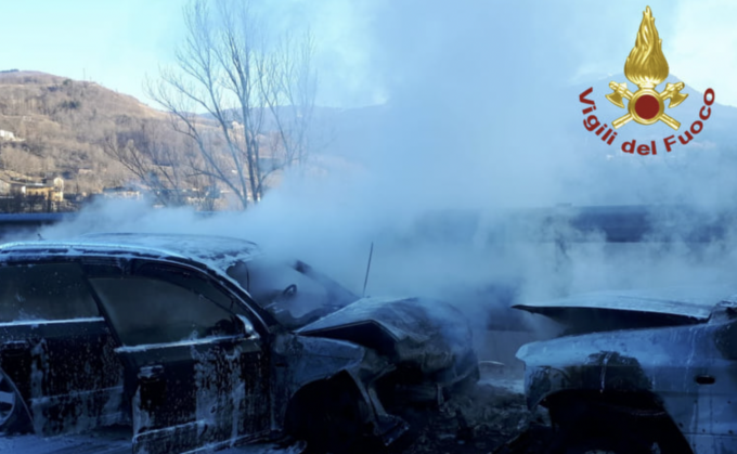 Due auto si scontrano sull’Appennino lungo la SS12 e prendono fuoco.