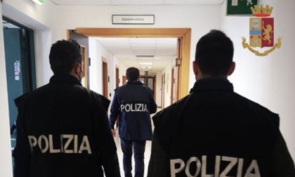I due ragazzi che seminavano il panico in centro a Modena: rapinavano coetanei con minacce, schiaffi e una pistola puntata al volto