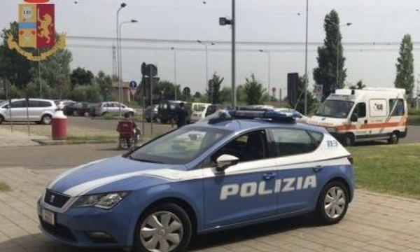 Aspetta il figlio fuori dall’ospedale, un ubriaco gli ruba l’auto e scappa