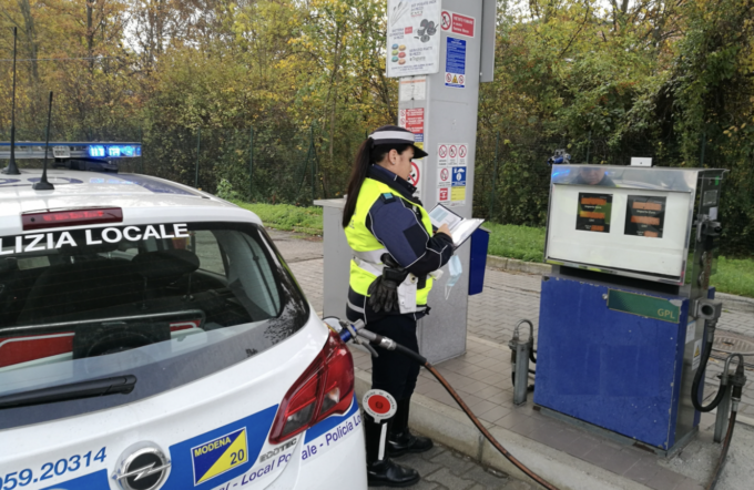 Caro carburanti e distributori “furbetti”: a Modena sei pompe a prezzi gonfiati