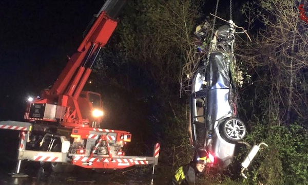 Auto sbanda e sfonda il guardrail sulla Modena-Sassuolo