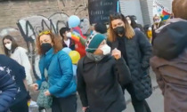 Mamma aggredita da negazionisti della guerra (e del Covid) alla manifestazione per la pace delle scuole a Modena