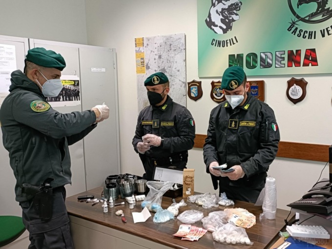 Subaffittava casa ai clandestini e nascondeva nell’abitazione cocaina ed eroina