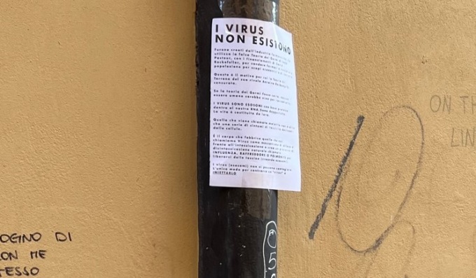 Negazionista del Covid riempie di volantini il centro storico di Modena, ma si fa beccare da un residente