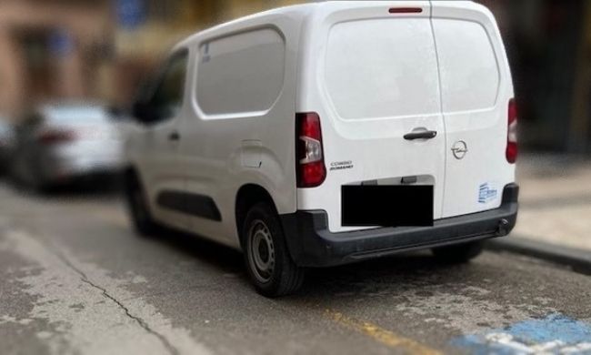 Furgone in sosta nell’area per gli invalidi, ed è pure senza assicurazione