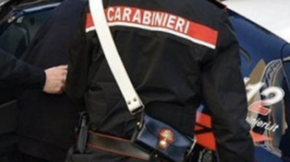 In sella ad uno scooter rubato va a sbattere contro una recinzione