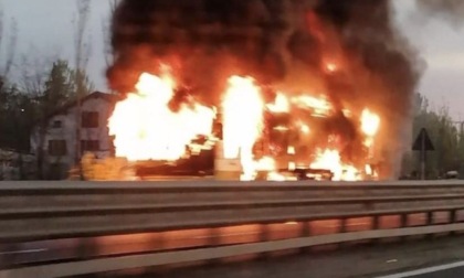 Autobus in fiamme stamattina sulla tangenziale di Modena