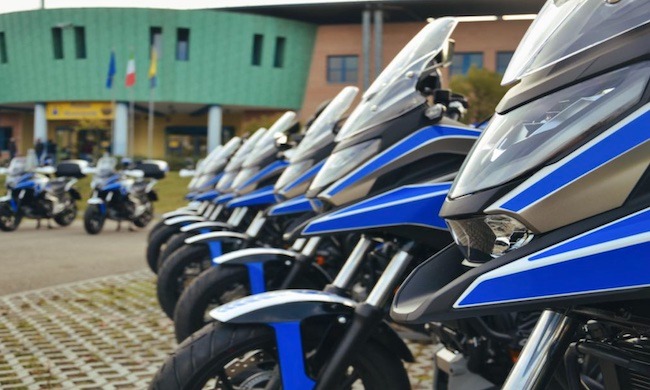 Polizia locale aiuta un motociclista in difficoltà nel cuore della notte