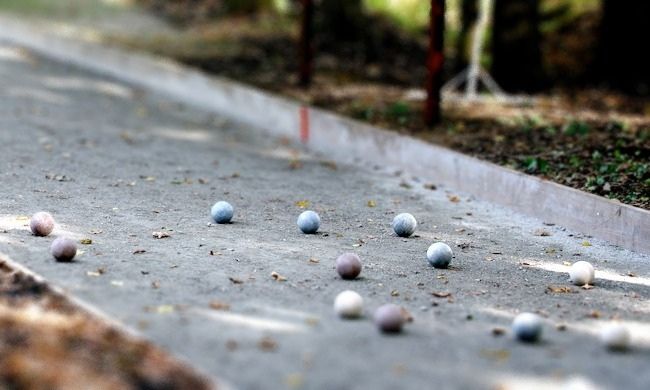 Una partita di bocce finita male: 32enne aggredisce due anziani e viene arrestato