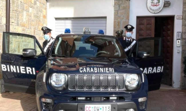 Parte dal modenese in auto e sull’appennino reggiano si spoglia di fronte a una donna che faceva jogging