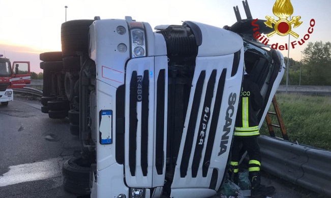 Modena, camion si ribalta in tangenziale