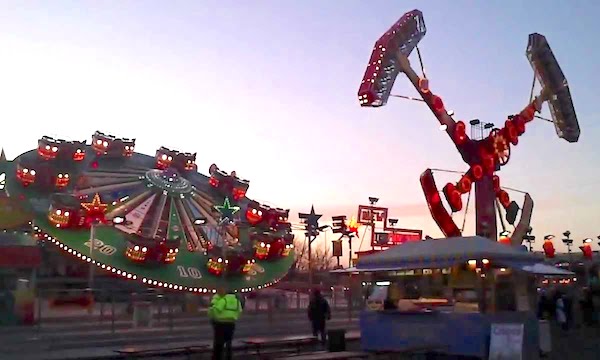 Manifesti discriminatori al luna park di Modena, il Comune: “Nessun patrocinio all’iniziativa”