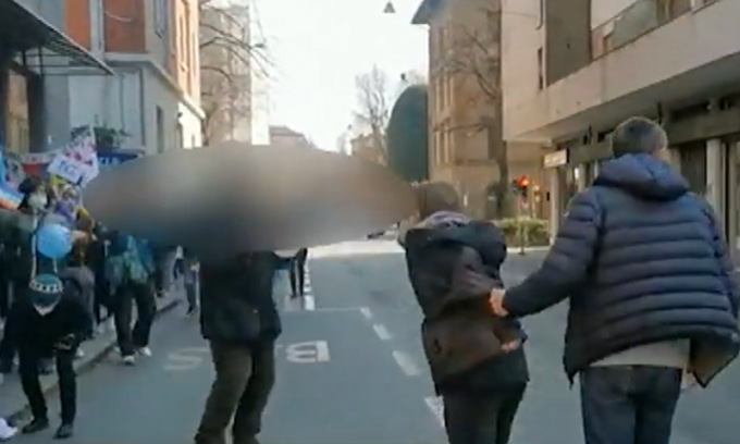 Negazionisti del Covid (e della guerra) tornano in piazza a Modena