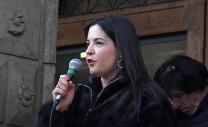 Negano il Covid, il vaccino e la guerra: chi è la “leader” di Modena Libera, Federica Francesconi
