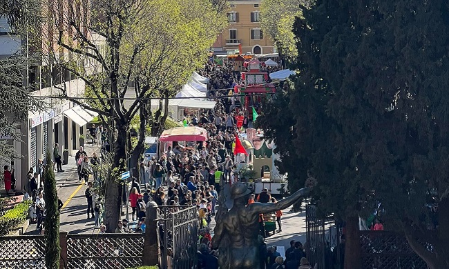 Vignola, carri fioriti in centro “Festa di pace e condivisione”