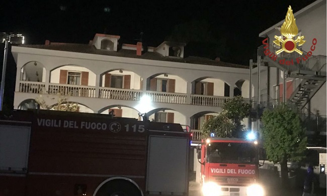Incendio a Castelfranco Emilia: fiamme in un albergo sulla via Emilia