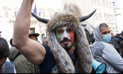 Rinvio a giudizio per Hermes Ferrari, lo sciamano che protestava per le riaperture.