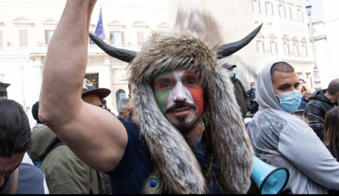 Rinvio a giudizio per Hermes Ferrari, lo sciamano che protestava per le riaperture.
