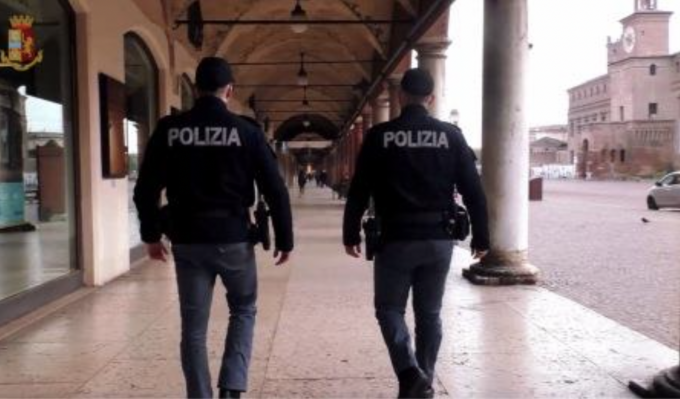 Rubavano nei negozi in centro: fermate due donne