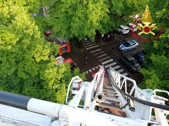 Incendio, rotoballe in fiamme nella notte in zona Collegarola