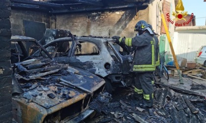 Auto in fiamme sotto una tettoia di un'abitazione a Ravarino: l'intervento dei Vigili del Fuoco