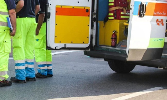 Auto esce fuori strada e si capotta in un campo: grave un 27enne