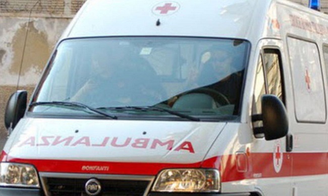 Si lancia dal balcone per sfuggire alla polizia: 23enne muore sul colpo