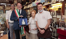 Il sindaco di Modena consegna la "Bonissima" all'Antica Pasticceria San Biagio per i suoi 120 anni di attività