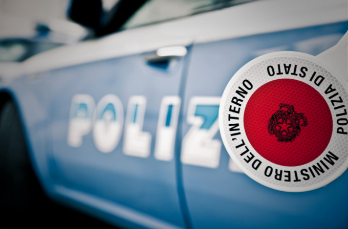 Rischia di soffocare in autostrada: salvata dalla Polizia
