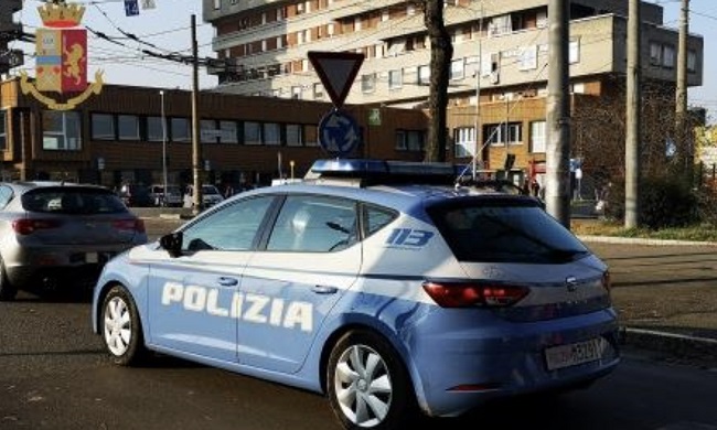 Ruba al supermercato ed usa violenza per fuggire: due cittadini lo inseguono e la polizia lo arresta