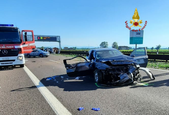 Carpi, un’auto perde il controllo e si schianta: due feriti