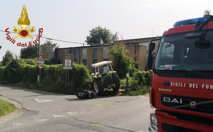 Formigine, sfiorata la tragedia: moto finisce sotto un trattore, ma i conducenti restano illesi
