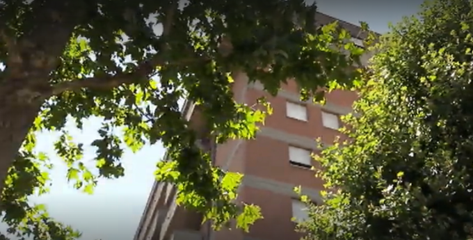 Bimbo di 5 anni cade dal quinto piano del condominio: è grave