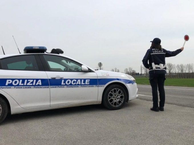 Scontro con ribaltamento in via Morane: 3 feriti lievi