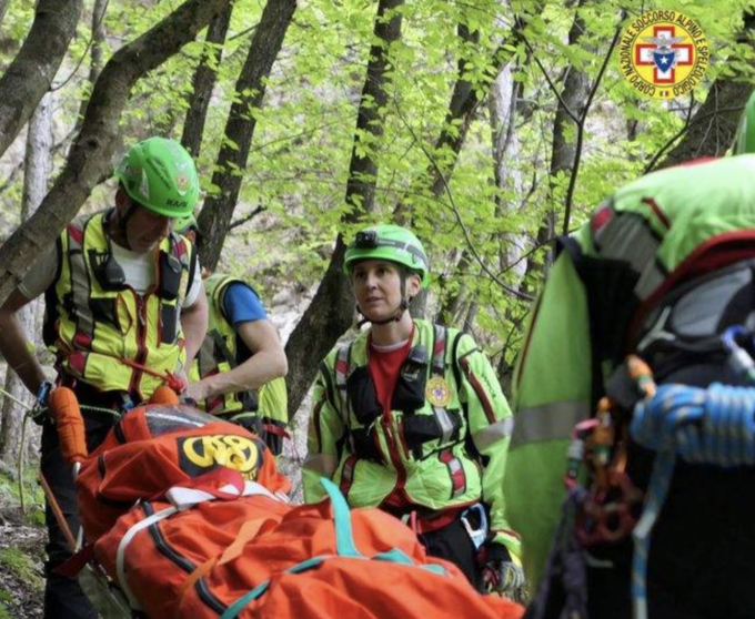 Cade durante un’escursione e si procura un trauma: l’amica dà l’allarme