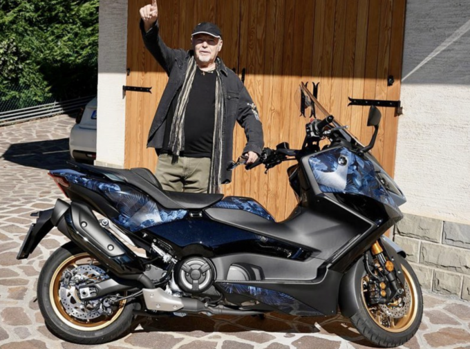 Vasco Rossi, “Vado al T-max!”: D&G Motorsport Yamaha presenta il modello unico per il rocker