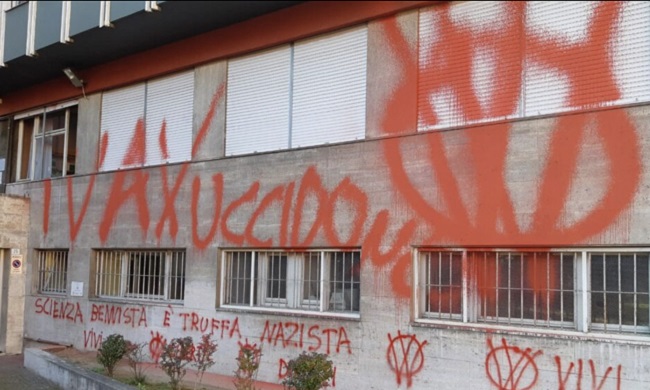 Imbrattata con scritte contro i vaccini la Ausl di Modena