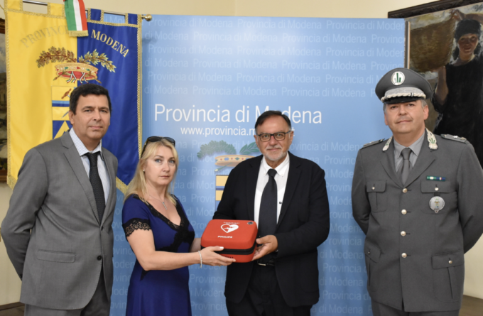 Polizia provinciale, donato un defibrillatore. Tomei ringrazia il prosciuttificio San Francesco