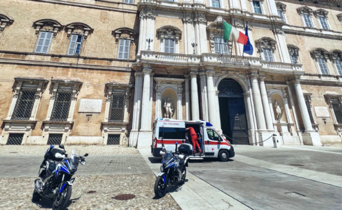 74enne in monopattino soccorso per un malore
