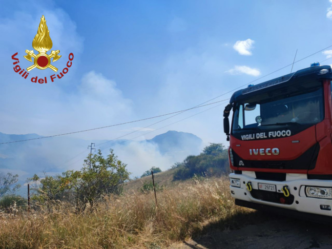 Appennino, i Vigili del Fuoco soccorrono un biker dopo una caduta
