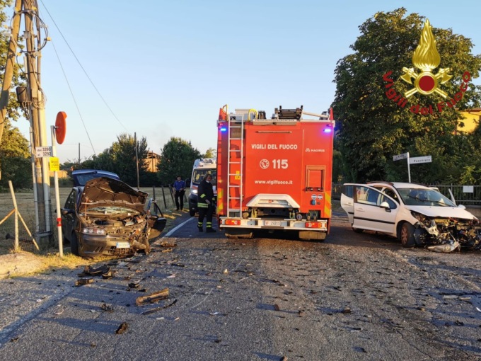 San Vito di Spilamberto, scontro frontale tra due auto: 4 feriti