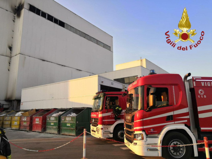 Incendio nella notte a Sassuolo: in fiamme lo stabilimento della Kerakoll