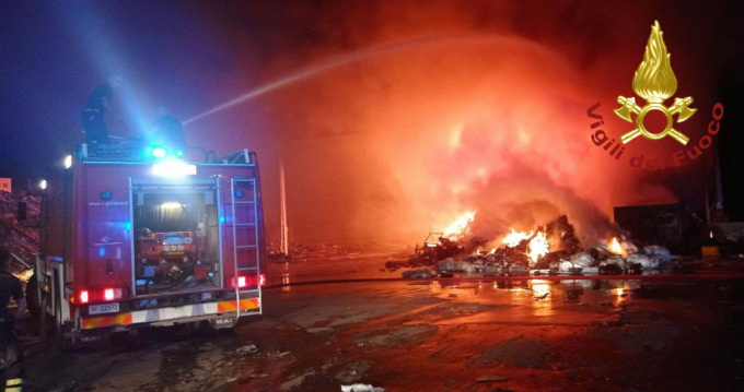 Ancora all’opera i Vigili del Fuoco per un incendio alla discarica di via Caruso