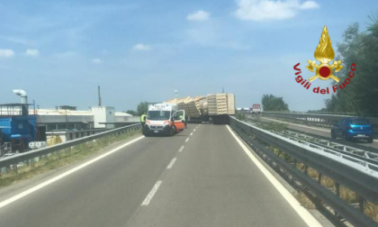 Si intraversa un camion, Modena-Sassuolo bloccata